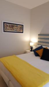 A bed or beds in a room at Sorrento ResArt Suite