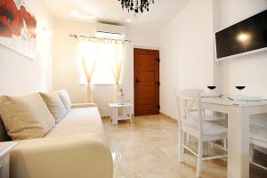 sala de estar con sofá y mesa en Apartment Primera, en Zadar
