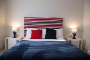 A bed or beds in a room at Sorrento ResArt Suite
