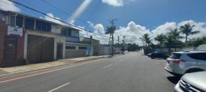 una calle con coches estacionados al costado de la carretera en Duna´s guest house en Salvador