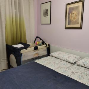 1 dormitorio con 2 camas y mesa en La casa di Antonia, en Catania