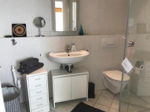 Ένα μπάνιο στο Ferienwohnung Nele