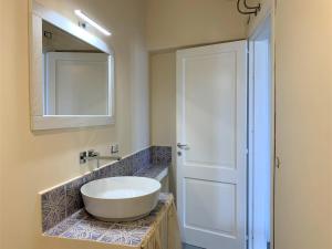 Koupelna v ubytování Casa Aranci - Curata casa eoliana a pochi minuti dalla spiaggia di Santa Marina