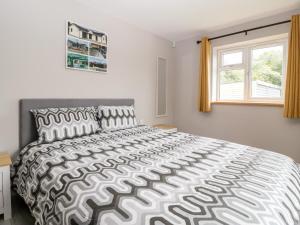 Un dormitorio con una cama grande y una ventana en Strawberry Stables, en Bristol
