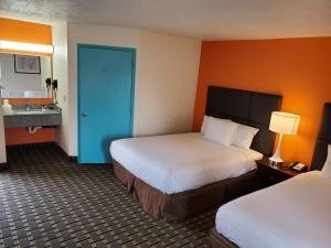 เตียงในห้องที่ Howard Johnson by Wyndham Spokane