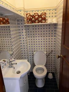 a bathroom with a toilet and a sink at Bela vista apartamento Estoril Cascais in Estoril