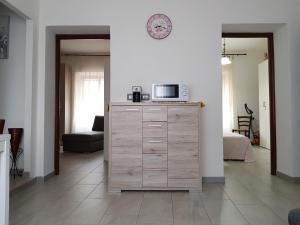 a room with a dresser with a microwave on it at B&b la Fenice in Terralba