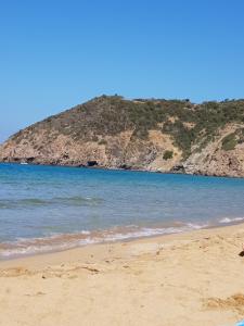 una playa con el océano y una colina en el fondo en B&b la Fenice, en Terralba