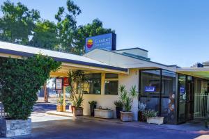 eine Lagerfront mit Topfpflanzen draußen in der Unterkunft Comfort Inn & Suites Augusta Westside in Port Augusta