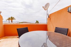 a table and chairs on a balcony with a view of the ocean at Soling 80 in La Manga del Mar Menor