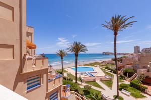ラ・マンガ・デル・マール・メノールにあるStar Alfaのビーチの景色を望むバルコニーが備わる客室です。