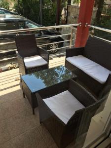 twee stoelen en een tafel op een patio bij Apartmani Tomovic in Sutomore