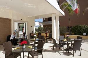 un grupo de personas sentadas en mesas en un restaurante en Villa Adriana Hotel, en Tívoli