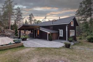 Foto de la galería de Sirpa's Artistic Nuuksio Retreat with Heated Pool en Espoo