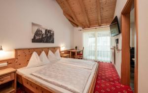 Un pat sau paturi într-o cameră la Hotel Klostersepp - Neu