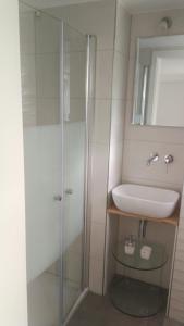 a bathroom with a glass shower and a sink at Einzelzimmer *Am Bronnwiesle* in Deggingen