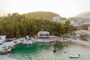 eine Gruppe von Booten in einem Wasserkörper in der Unterkunft Rea Boutique Hotel in Himarë