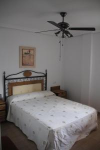 Posteľ alebo postele v izbe v ubytovaní Apartamento en primera línea de playa, con vistas a la playa y con wifi