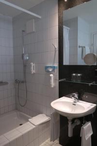 
Ein Badezimmer in der Unterkunft Hotel Sempachersee
