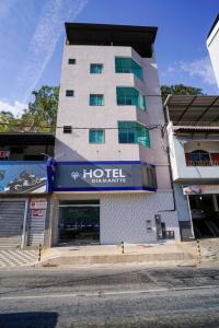 un hôtel avec un panneau sur le côté d'un bâtiment dans l'établissement Hotel Diamantte, à Cachoeiro de Itapemirim