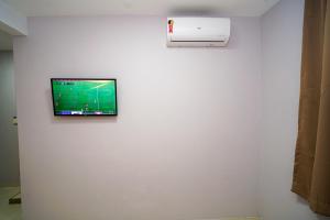 ein Flachbildfernseher an der Wand in einem Zimmer in der Unterkunft Hotel Diamantte in Cachoeiro de Itapemirim