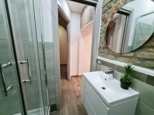 un bagno con lavandino e specchio di Giulya Guesthouse a Roma Altre 37 foto