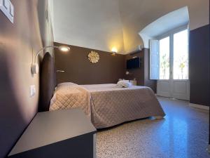 Tempat tidur dalam kamar di CconfortHotels R&B Central Rooms - SELF CHECK IN