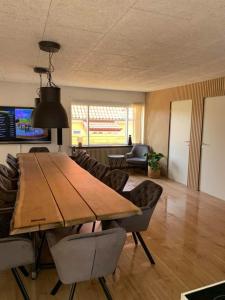 een woonkamer met een houten tafel en stoelen bij luksus spahus i skagen in Skagen