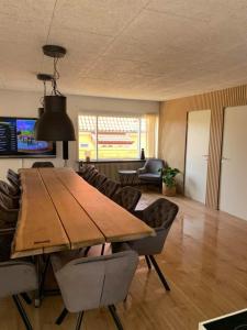 a living room with a wooden table and chairs at luksus spahus i skagen in Skagen