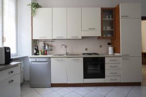 A kitchen or kitchenette at La casa di Anna