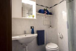 A bathroom at La casa di Anna Még 10 kép