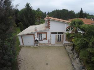 an aerial view of a house with a driveway at Maison entière stylée loft in Bouloc