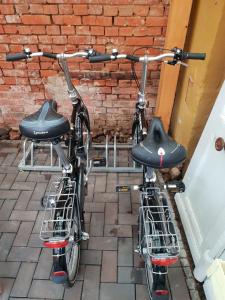 two bikes are parked next to a brick wall at Ferienhaus an der Salzkirche in Tangermünde