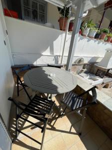 Balkón alebo terasa v ubytovaní PANOS ROOMS Beachfront apartment with Loft