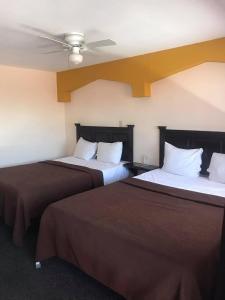 2 Betten nebeneinander in einem Zimmer in der Unterkunft COSTA MAR in Ensenada