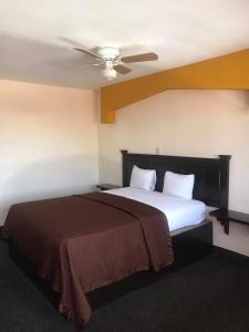 Schlafzimmer mit einem großen Bett und einer Decke in der Unterkunft COSTA MAR in Ensenada