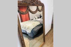espejo en un dormitorio con cama en Beautiful Cocoon, en Neuchâtel