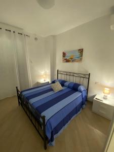A bed or beds in a room at Fringiulì House