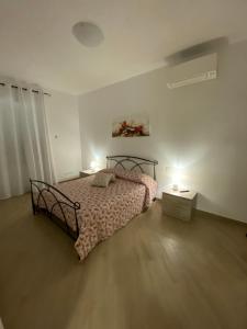 A bed or beds in a room at Fringiulì House