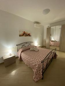 A bed or beds in a room at Fringiulì House