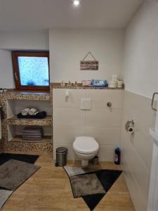 łazienka z toaletą i telewizorem w obiekcie Haus Schneider w mieście Kappel-Grafenhausen