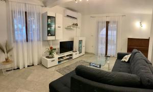 Televízia a/alebo spoločenská miestnosť v ubytovaní VILLA Mira