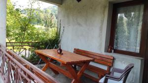 比耶洛波列的住宿－202，阳台上的木桌和长凳