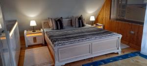 サシノにあるDomek letniskowy Wczasy nad morzemのランプ2つが備わる客室の大型ベッド1台分です。