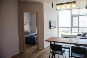 um quarto com uma mesa e cadeiras e um quarto em Kokos Avenue Loft Apartments em Yuzhne