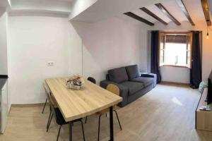 a living room with a table and a couch at Casa Ferrers piso 4 Fantástico piso reformado en el centro in Tarragona