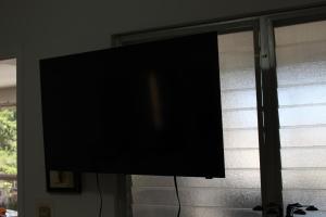 TV de pantalla plana en una ventana en Hermosa Residencia Costa Azul Acapulco, en Acapulco