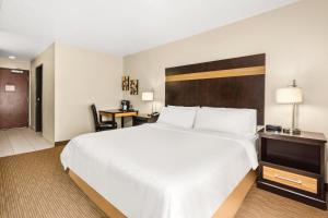 Postel nebo postele na pokoji v ubytování Holiday Inn Express Portland SE - Clackamas Area by IHG