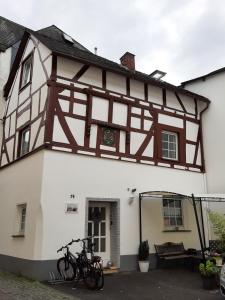 een fiets geparkeerd voor een gebouw bij Ferienhaus Emil in Cochem