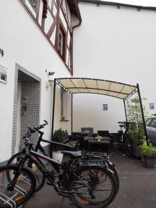 eine Gruppe von Fahrrädern, die neben einem Gebäude geparkt werden in der Unterkunft Ferienhaus Emil in Cochem